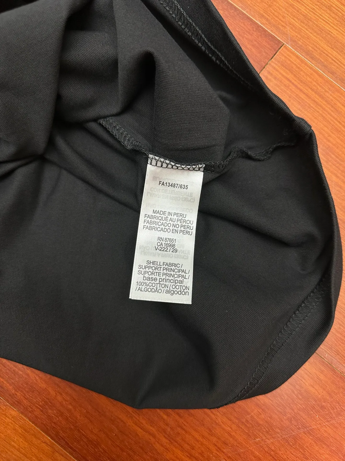 🔥P100💰LACOSTE/French Crocodile 2026 Summer New Arrival fashionable printed round neck short-sleeved loose embroidered T-shirt. Selected high-quality 32-count 230g pure cotton fabric, soft and skin-friendly, breathable and sweat-absorbent. Say goodbye to hot and sticky summer wear. The chest pays homage to the embroidered name letter pattern of the brand founder, and the imported Tajima embroidery technology has bright colors and smooth craftsmanship. The brand's small crocodile pattern is standard under the neckline on the back, and the Retro tennis racket pattern is printed on the back, which is also a tribute to the brand founder. The Classic version is suitable for various body shapes, and can be easily used in many scenarios such as commuting, dating, and sports. Regardless of gender and age, it is easy to wear a loose-fitting outfit with your eyes closed. Hang tags, watches, wash marks, and packaging bags are all complete. Color: Black, White Size: S-x L